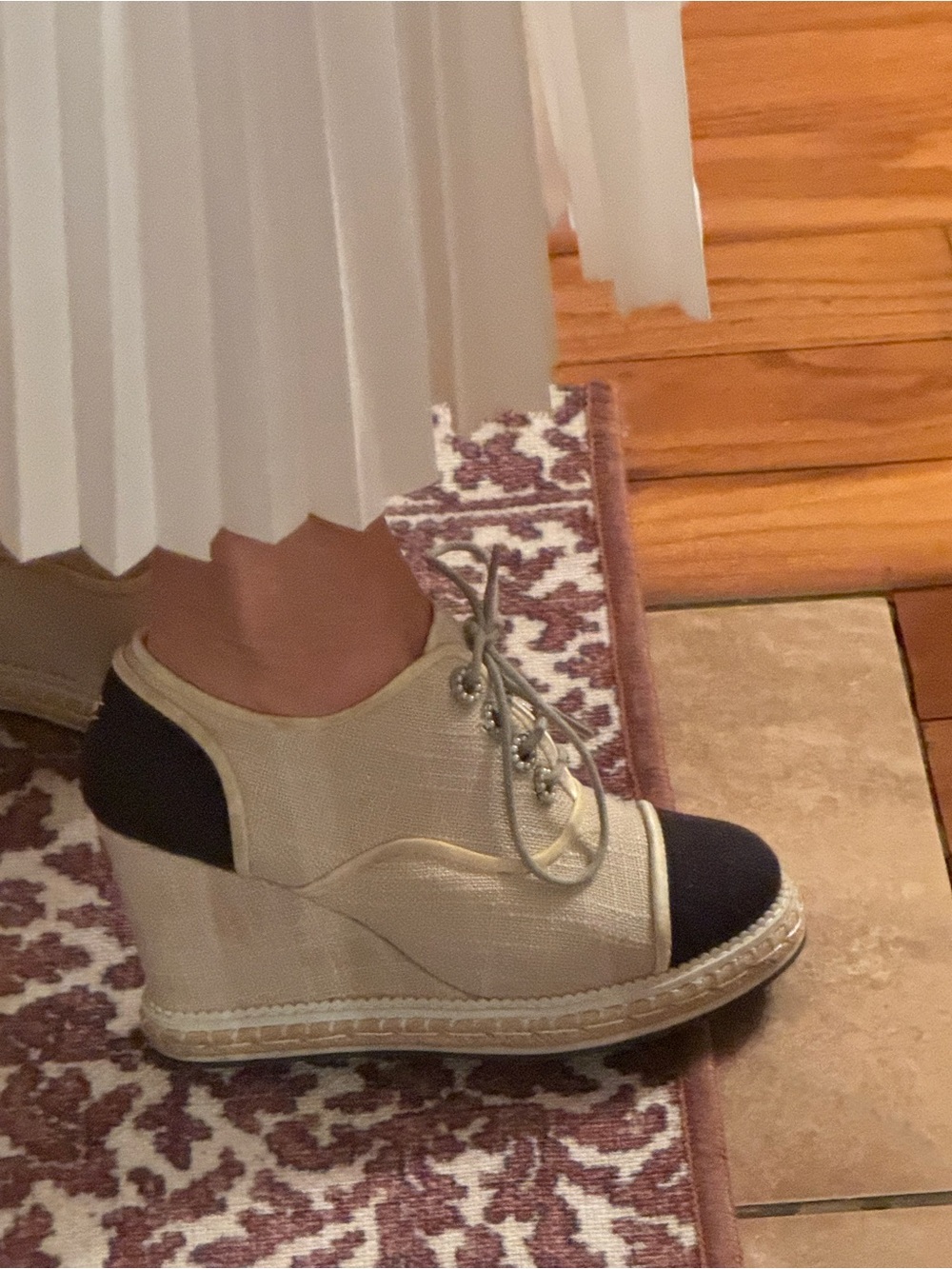 Wedge Oxford Sneakers in Beige and Black canvas 
Run small   Fit 9-9,5